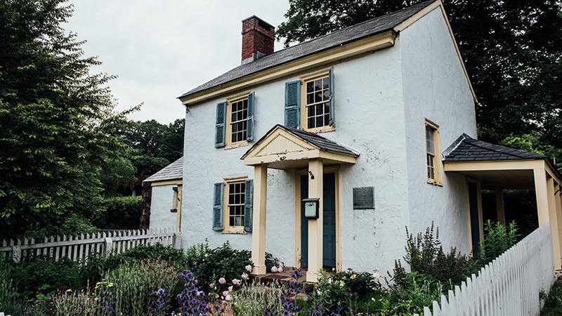 This image shows a small white house that is located in Washington Crossing park in New Jersey.